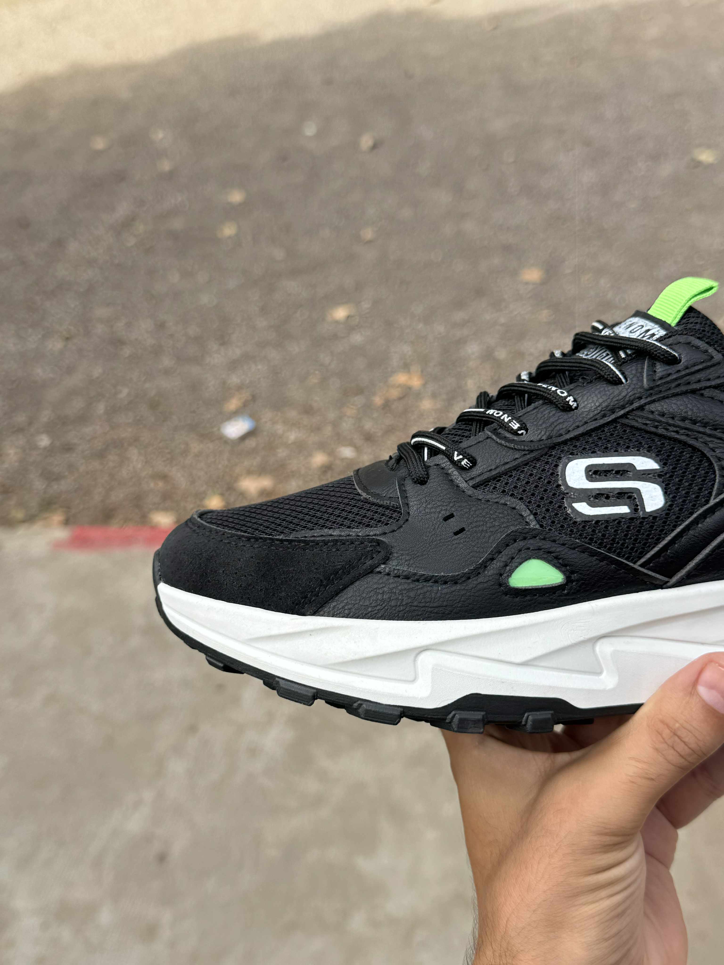 sketchers venom noir +