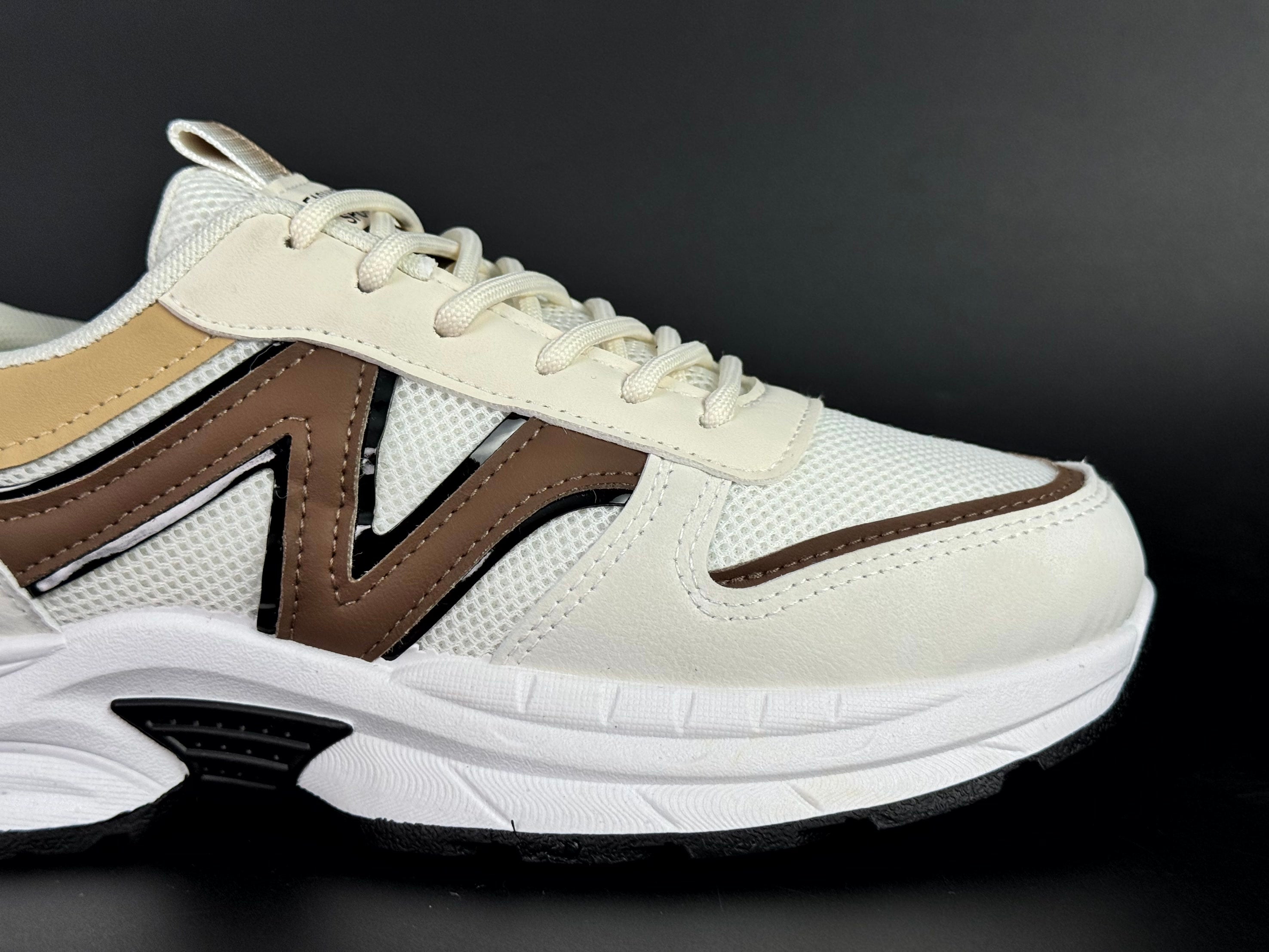 New Balance sport beige