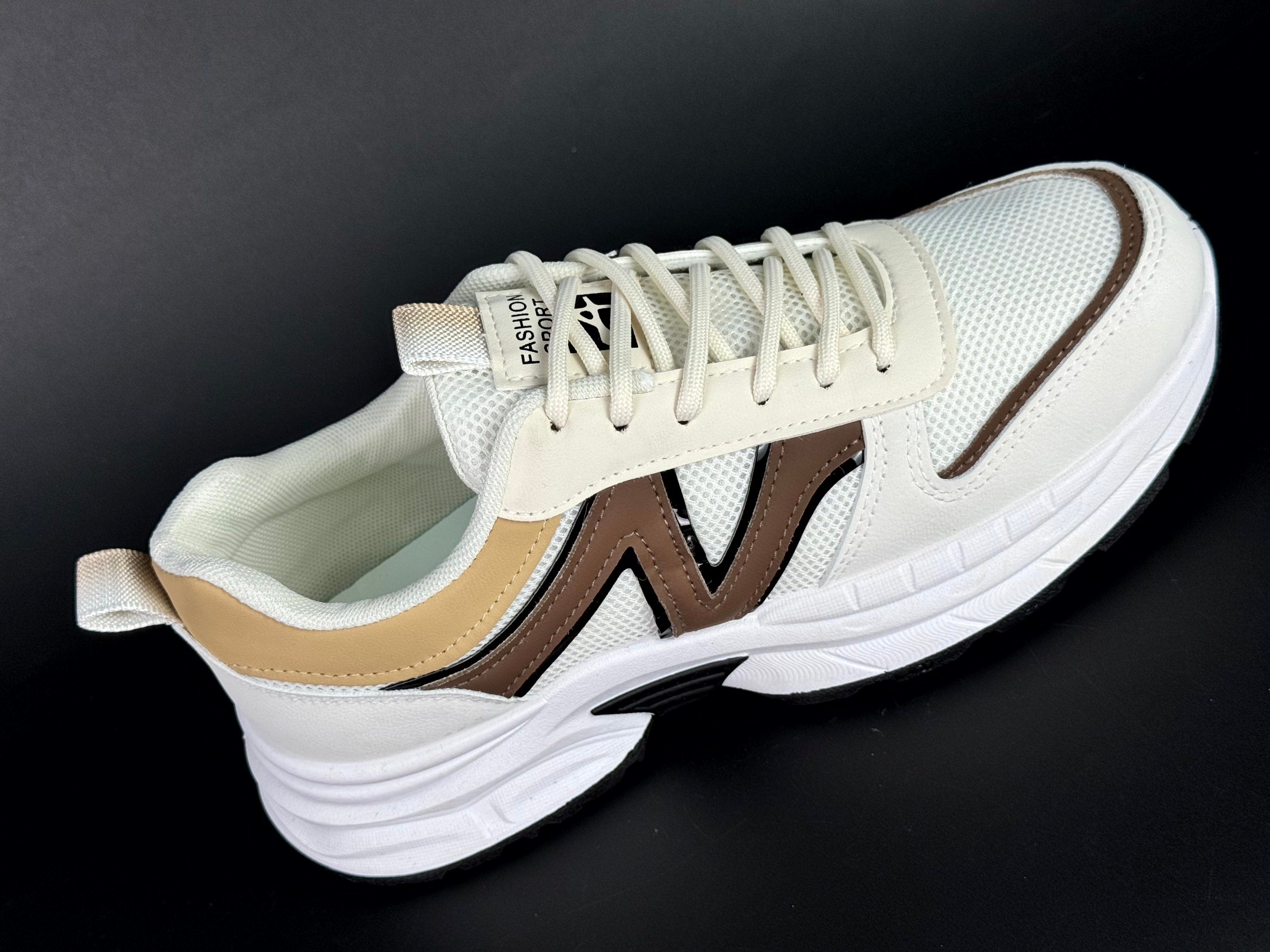 New Balance sport beige