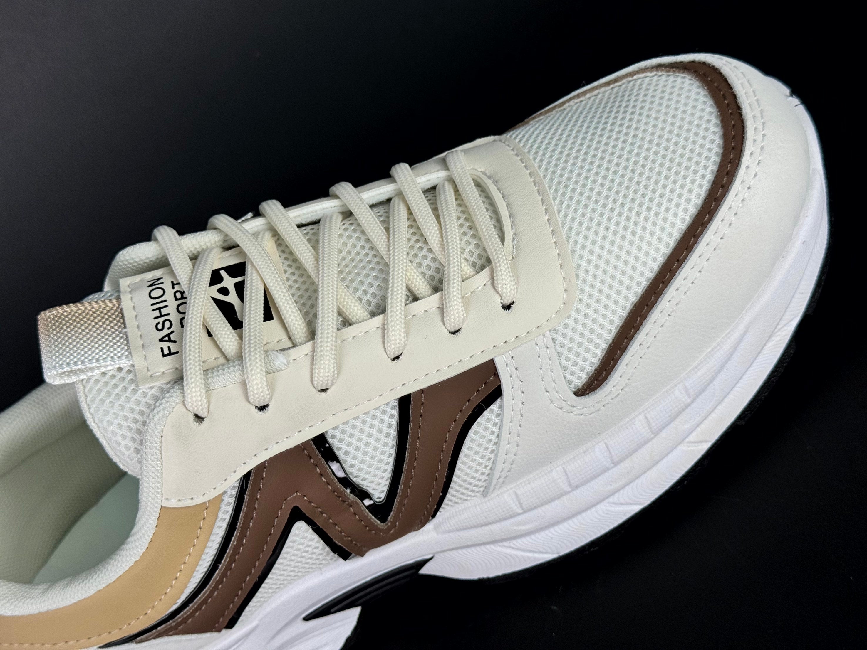 New Balance sport beige