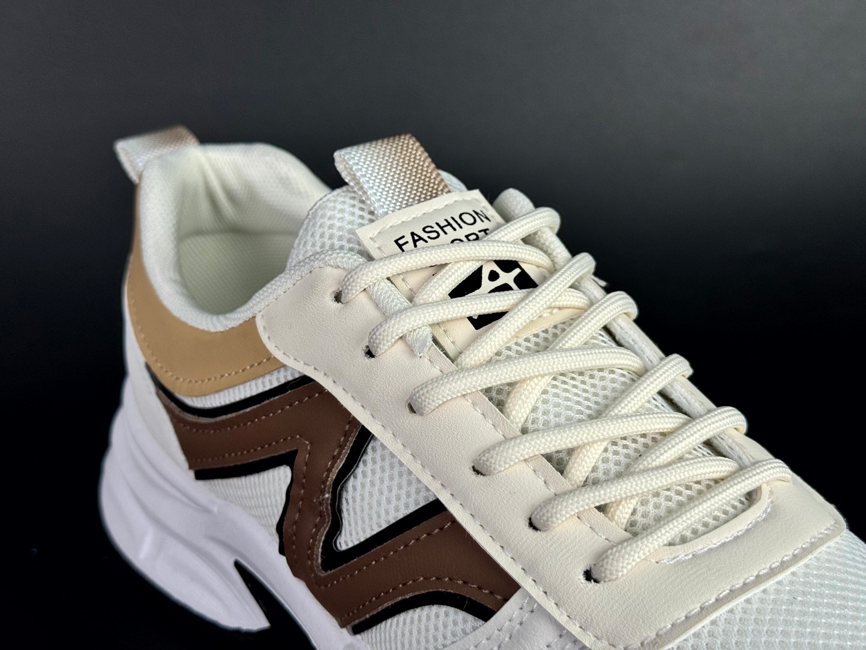 New Balance sport beige