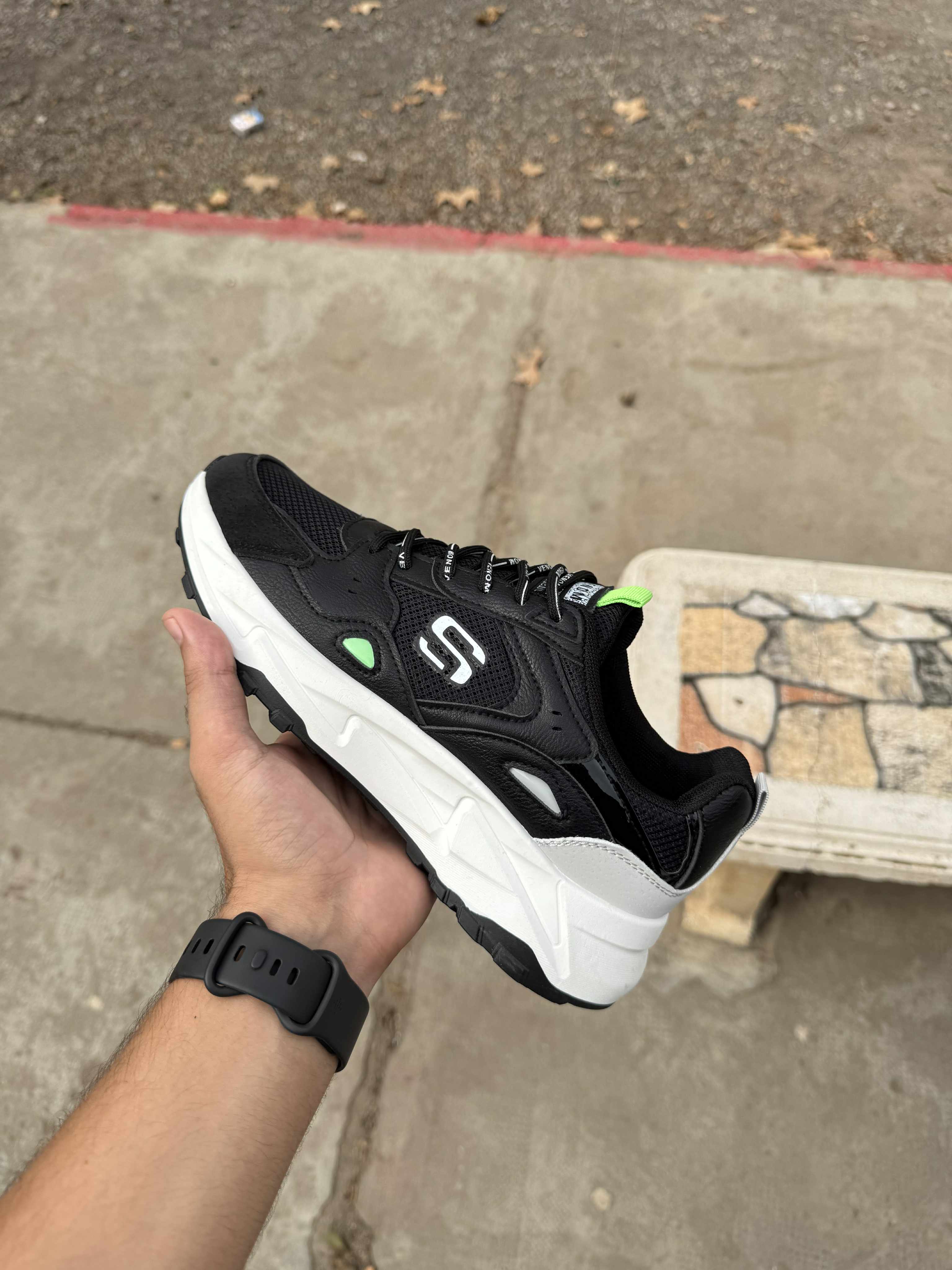 sketchers venom noir +