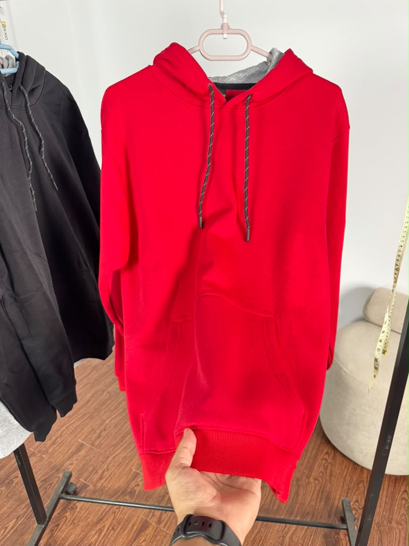 Hoody rouge — photo réelle du produit
